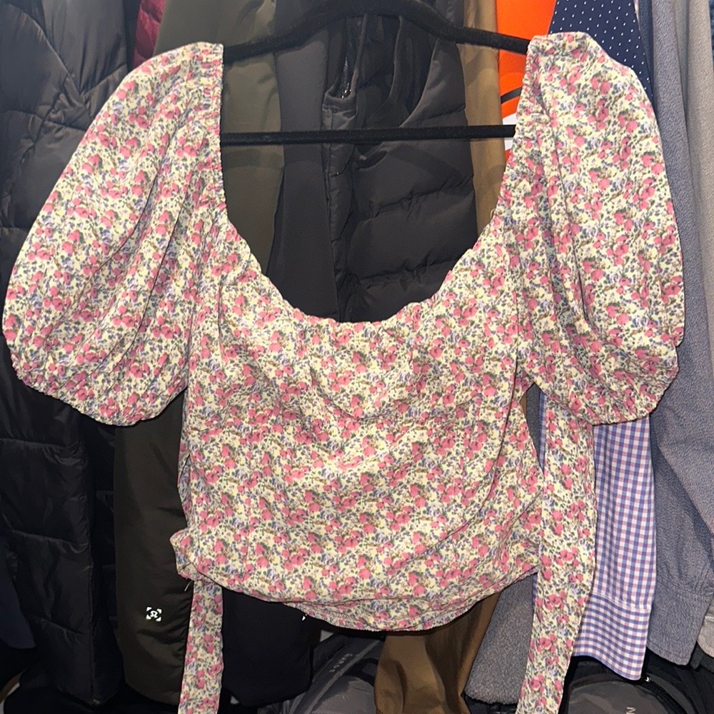 ASTR. Slightly cropped blouse